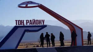 Тоң районунда жол жана социалдык объектилердин курулушу жеринде көзөмөлдөндү